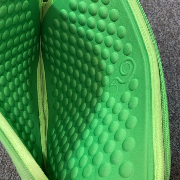 Stylish Black and Green Tablet Sleeve with Protective Padding - Picture 11 of 13